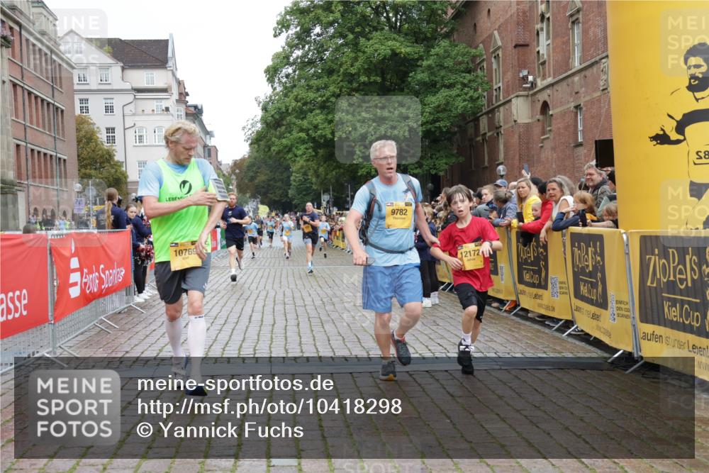 13.09.2026 - Kiel Lauf Yannick Fuchs http://msf.ph/oto/10418298 13.09.2026 09:39:41 Ziel 4090, 4862, 9351, 9444, 9782, 10303, 10769, 12172, 20, 3522, 4104, 5272, 5398, 5869, 7216, 7431, 8591, 8807, 12496, 12682, 12833, 2123, 2510, 4605, 6209, 8620, 9367, 10031, 11034, 20, 1702, 1927 meine-sportfotos.de