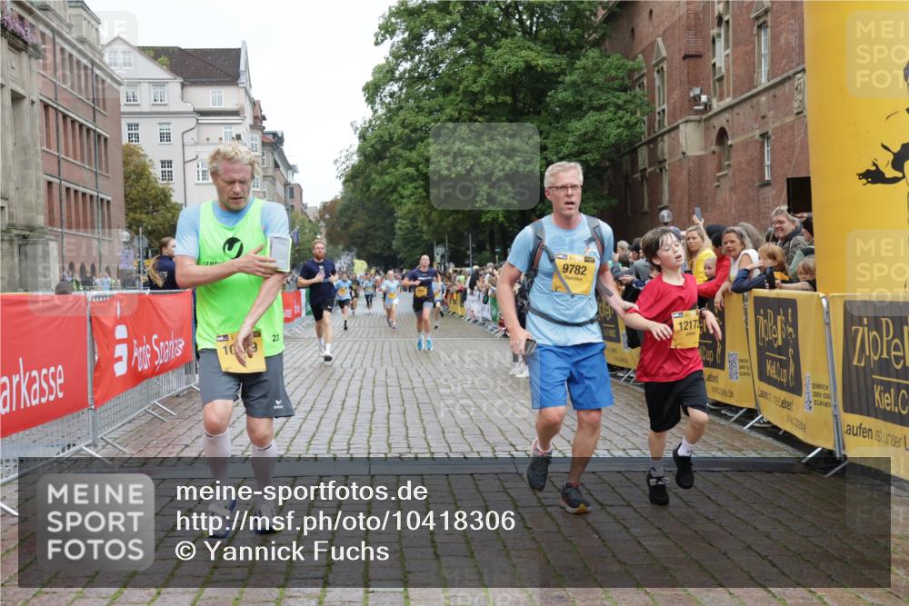 13.09.2026 - Kiel Lauf Yannick Fuchs http://msf.ph/oto/10418306 13.09.2026 09:39:42 Ziel 2510, 4090, 4605, 4862, 9351, 9367, 9444, 9782, 10303, 10769, 12172, 20, 3522, 4104, 5272, 5398, 5869, 7216, 7431, 8591, 8807, 12496, 12682, 12833, 2123, 3416, 5946, 6209, 8620, 10031, 11034, 20, 1702, 1927, 12496 meine-sportfotos.de