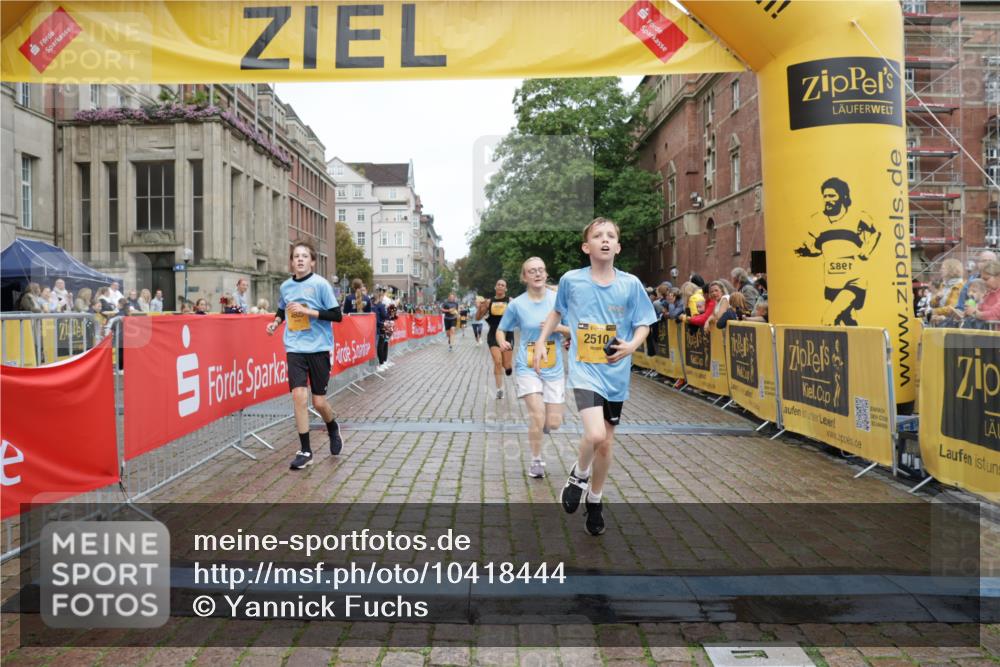 13.09.2026 - Kiel Lauf Yannick Fuchs http://msf.ph/oto/10418444 13.09.2026 09:39:49 Ziel 2123, 2510, 4090, 4605, 4862, 8620, 9367, 9782, 10031, 10769, 11034, 12172, 3522, 4104, 5272, 5398, 5869, 7216, 7431, 8591, 8807, 9351, 9444, 10303, 12833, 1120, 3416, 5081, 5946, 6209, 12715, 20, 5272, 5398, 5869, 7431, 12496, 12682, 12833 meine-sportfotos.de