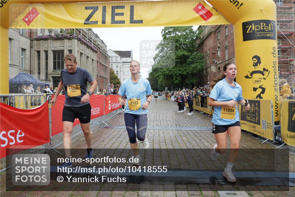 13.09.2026 - Kiel Lauf Yannick Fuchs http://msf.ph/oto/10418555 13.09.2026 09:39:56 Ziel 2123, 2510, 4605, 6209, 8620, 9367, 10031, 11034, 3522, 4090, 4104, 4862, 8591, 8807, 9351, 9444, 9782, 10303, 10769, 12172, 1120, 2546, 3416, 5081, 5946, 10413, 10825, 11410, 12715, 5272, 5398, 5869, 7216, 7431, 12833 meine-sportfotos.de