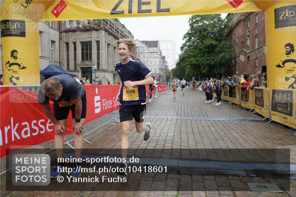 13.09.2026 - Kiel Lauf Yannick Fuchs http://msf.ph/oto/10418601 13.09.2026 09:39:59 Ziel 2123, 3416, 5946, 6209, 8620, 10031, 11034, 2510, 3522, 4090, 4104, 4605, 4862, 8591, 8620, 8807, 9351, 9367, 9444, 9782, 10303, 10769, 12172, 1120, 2546, 3724, 5081, 9734, 10413, 10418, 10825, 10971, 11410, 12715, 3522, 4104, 7216, 8591, 12833 meine-sportfotos.de
