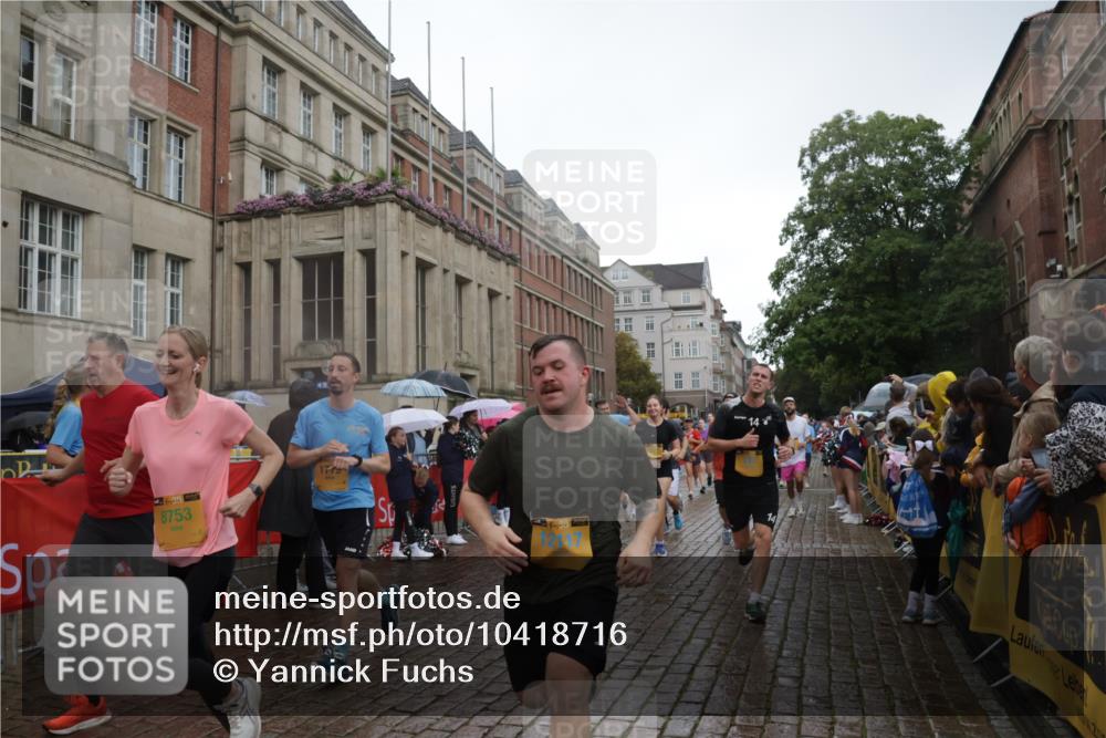 13.09.2026 - Kiel Lauf Yannick Fuchs http://msf.ph/oto/10418716 13.09.2026 10:50:56 Ziel 715, 1442, 2029, 2578, 2772, 4354, 5992, 6557, 7013, 7314, 8215, 9092, 9508, 9689, 9798, 11454, 12608, 213, 274, 395, 576, 715, 807, 835, 952, 1124, 1737, 1779, 1904, 1921, 1980, 2521, 2530, 3032, 3238, 3295, 3737, 3769, 3929, 4279, 4875, 4922, 5100, 5426, 5430, 5549, 5800, 6127, 6666, 6864, 7224, 7229, 7266, 7520, 8105, 8131, 8768, 8848, 9599, 10028, 10029, 10192, 10198, 10391, 10968, 11684, 11960, 12092, 12262, 251, 3214, 3216, 3436 meine-sportfotos.de