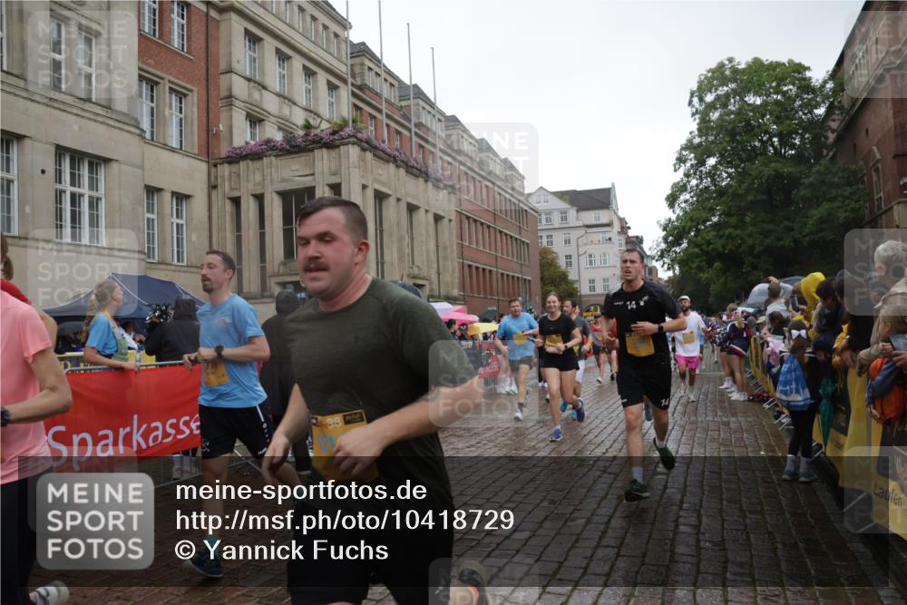 13.09.2026 - Kiel Lauf Yannick Fuchs http://msf.ph/oto/10418729 13.09.2026 10:50:56 Ziel 715, 1442, 2029, 2578, 2772, 4354, 5992, 6557, 7013, 7314, 8215, 9092, 9508, 9689, 9798, 11454, 12608, 213, 274, 395, 576, 715, 807, 835, 952, 1124, 1737, 1779, 1904, 1921, 1980, 2521, 2530, 3032, 3238, 3295, 3737, 3769, 3929, 4279, 4875, 4922, 5100, 5426, 5430, 5549, 5800, 6127, 6666, 6864, 7224, 7229, 7266, 7520, 8105, 8131, 8768, 8848, 9599, 10028, 10029, 10192, 10198, 10391, 10968, 11684, 11960, 12092, 12262, 251, 3214, 3216, 3436 meine-sportfotos.de