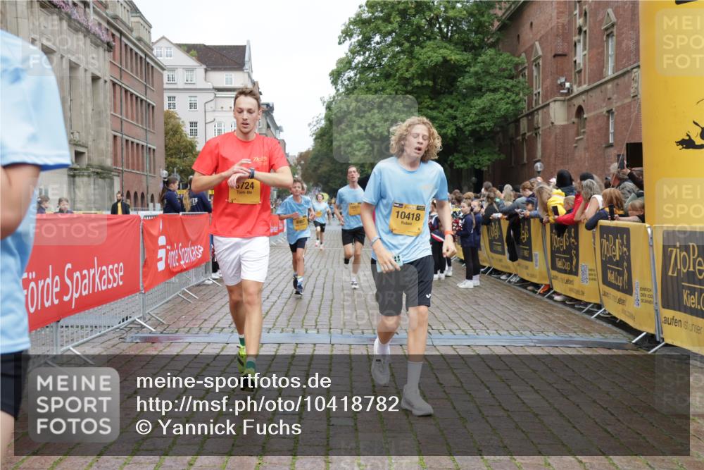 13.09.2026 - Kiel Lauf Yannick Fuchs http://msf.ph/oto/10418782 13.09.2026 09:40:19 Ziel 2284, 2546, 3724, 4987, 9734, 10413, 10418, 10825, 10971, 11410, 12715, 1120, 2123, 2510, 3416, 4090, 4605, 5081, 5946, 6209, 8620, 9367, 10031, 11034, 12715, 1081, 2695, 2847, 3552, 3694, 6563, 7131, 7239, 7730, 11750, 2510, 4090, 4605, 4862, 9367, 9782, 10303, 10769, 12172 meine-sportfotos.de