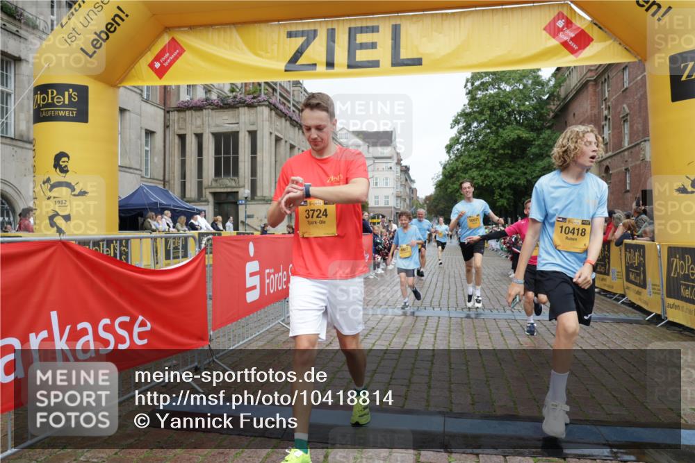 13.09.2026 - Kiel Lauf Yannick Fuchs http://msf.ph/oto/10418814 13.09.2026 09:40:20 Ziel 2284, 2546, 2695, 3724, 4987, 9734, 10413, 10418, 10825, 10971, 11410, 1120, 2123, 2510, 3416, 4090, 4605, 5081, 5946, 6209, 8620, 9367, 10031, 11034, 12715, 1081, 2847, 3552, 3694, 6563, 7131, 7239, 7730, 11750, 2510, 4090, 4605, 4862, 9367, 9782, 10303, 10769, 12172 meine-sportfotos.de