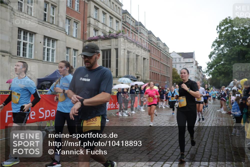 13.09.2026 - Kiel Lauf Yannick Fuchs http://msf.ph/oto/10418893 13.09.2026 10:51:05 Ziel 386, 638, 1442, 1758, 2247, 2730, 3873, 4106, 4258, 4259, 4273, 4354, 4745, 5999, 6293, 6557, 7013, 7469, 8464, 9007, 10455, 11281, 11910, 395, 715, 952, 1737, 1904, 1921, 2029, 2521, 2530, 2578, 2772, 3238, 3295, 4279, 4354, 4875, 5426, 5430, 5549, 5800, 5992, 6666, 6864, 7224, 7229, 7266, 7314, 8105, 8131, 8215, 8768, 8848, 9092, 9508, 9599, 9689, 9798, 10028, 10029, 10192, 10198, 10391, 10968, 11454, 11684, 11960, 12092, 12262, 238, 251, 1904, 5800 meine-sportfotos.de