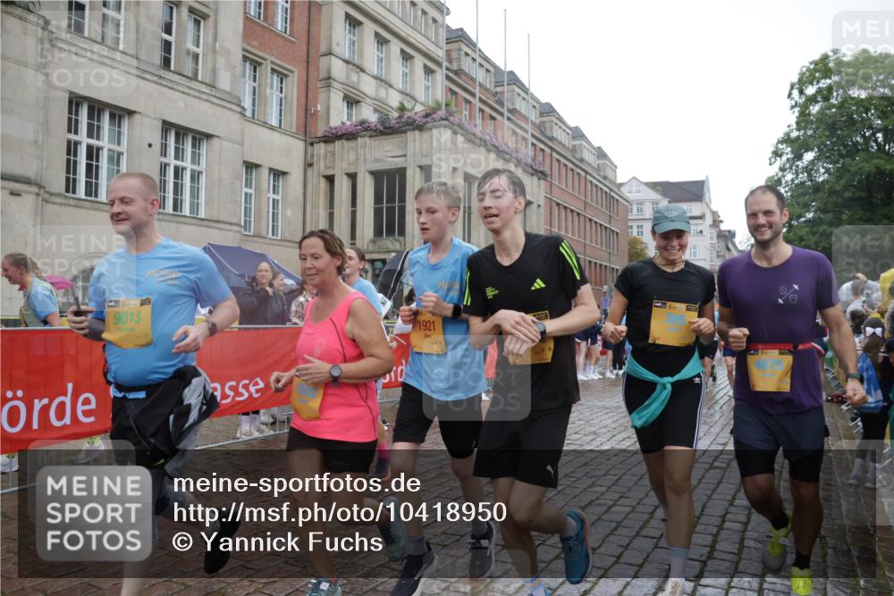 13.09.2026 - Kiel Lauf Yannick Fuchs http://msf.ph/oto/10418950 13.09.2026 10:51:09 Ziel 386, 638, 1442, 1758, 2247, 2672, 2730, 3873, 4106, 4258, 4259, 4271, 4273, 4745, 5525, 5999, 6293, 6948, 7469, 8464, 9007, 10455, 11154, 11214, 11281, 11579, 11910, 12823, 395, 715, 1442, 1737, 1921, 2029, 2521, 2530, 2578, 2772, 3238, 3295, 4279, 4354, 4875, 5426, 5430, 5992, 6557, 7013, 7224, 7229, 7314, 8105, 8215, 8768, 8848, 9092, 9508, 9599, 9689, 9798, 10028, 10029, 10192, 10198, 10391, 10968, 11454, 11684, 11960, 12092, 12262, 238, 251, 1904, 5800 meine-sportfotos.de
