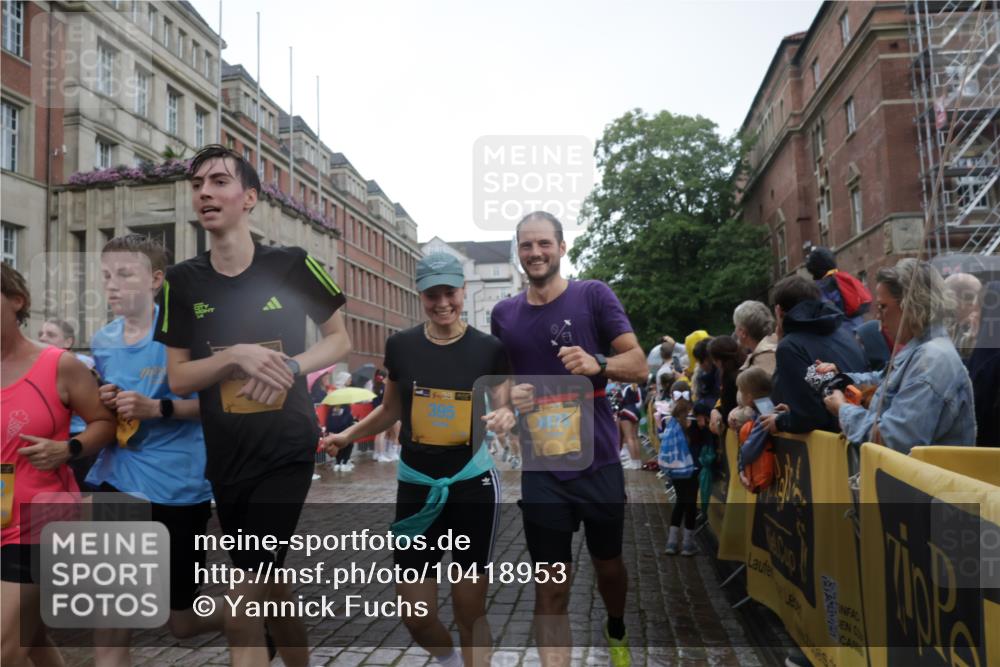 13.09.2026 - Kiel Lauf Yannick Fuchs http://msf.ph/oto/10418953 13.09.2026 10:51:10 Ziel 260, 386, 638, 1758, 2247, 2672, 2730, 3873, 4106, 4258, 4259, 4271, 4273, 4745, 5525, 5999, 6293, 6948, 7469, 8464, 9007, 9742, 10455, 11154, 11214, 11281, 11579, 11910, 12823, 395, 715, 1442, 1737, 1921, 2029, 2521, 2530, 2578, 2772, 3238, 3295, 4279, 4354, 4875, 5426, 5430, 5992, 6557, 7013, 7224, 7229, 7314, 8105, 8215, 8768, 8848, 9092, 9508, 9599, 9689, 9798, 10028, 10029, 10192, 10198, 10391, 10968, 11454, 11684, 11960, 12092, 12262, 238, 251, 1904, 5800 meine-sportfotos.de