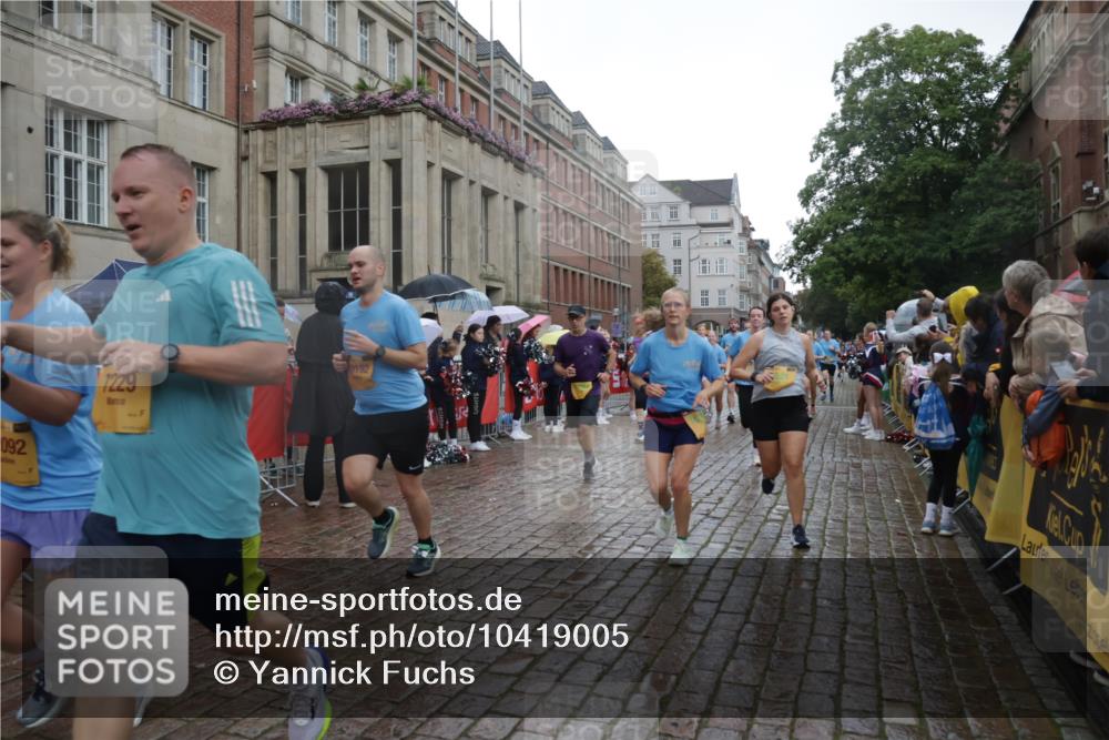 13.09.2026 - Kiel Lauf Yannick Fuchs http://msf.ph/oto/10419005 13.09.2026 10:51:12 Ziel 238, 251, 260, 386, 638, 680, 1758, 2247, 2672, 2730, 3873, 4106, 4258, 4259, 4271, 4273, 4745, 5525, 5999, 6293, 6948, 7469, 8464, 9007, 9742, 9834, 10455, 11154, 11214, 11281, 11579, 11910, 12237, 12823, 715, 1442, 2029, 2521, 2578, 2772, 3238, 3295, 4106, 4279, 4354, 5426, 5430, 5992, 6557, 7013, 7224, 7229, 7314, 7469, 8105, 8215, 8848, 9092, 9508, 9599, 9689, 9798, 10028, 10029, 10192, 10198, 10391, 10968, 11454, 11684, 11960, 12092, 12262, 1904, 5800 meine-sportfotos.de