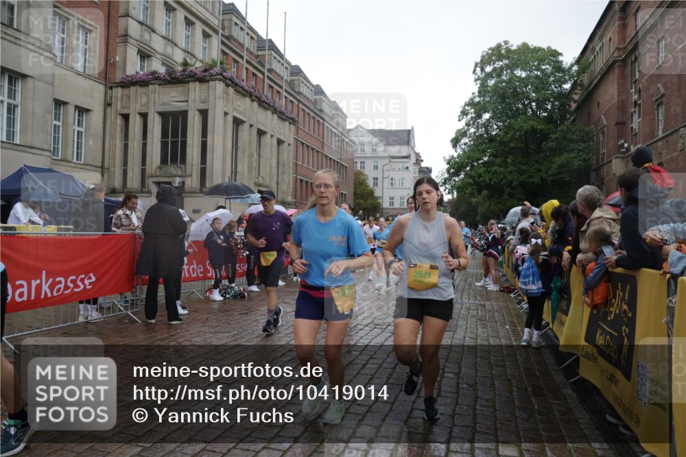 13.09.2026 - Kiel Lauf Yannick Fuchs http://msf.ph/oto/10419014 13.09.2026 10:51:13 Ziel 238, 251, 260, 386, 638, 680, 1758, 2247, 2672, 2730, 3873, 4258, 4259, 4271, 4273, 4745, 5525, 5999, 6293, 6948, 8464, 9007, 9742, 9834, 10455, 11154, 11214, 11281, 11579, 11910, 12237, 12644, 12823, 715, 1442, 2029, 2521, 2578, 2772, 3238, 3295, 4106, 4273, 4279, 4354, 5426, 5430, 5992, 6557, 7013, 7224, 7229, 7314, 7469, 8105, 8215, 8848, 9092, 9508, 9599, 9689, 9798, 10028, 10029, 10192, 10198, 10391, 10968, 11454, 11684, 11960, 12092, 12262, 1904, 5800 meine-sportfotos.de