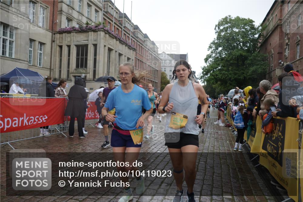 13.09.2026 - Kiel Lauf Yannick Fuchs http://msf.ph/oto/10419023 13.09.2026 10:51:14 Ziel 238, 251, 260, 386, 638, 680, 1758, 2247, 2672, 2730, 3873, 4258, 4259, 4271, 4745, 5525, 5999, 6293, 6865, 6948, 8464, 9007, 9742, 9834, 10455, 11154, 11214, 11281, 11579, 11910, 12237, 12644, 12823, 715, 1442, 2029, 2521, 2578, 2772, 3238, 3295, 4106, 4273, 4279, 4354, 4745, 5426, 5430, 5992, 6557, 7013, 7224, 7314, 7469, 8105, 8215, 8848, 9092, 9508, 9599, 9689, 9798, 10028, 10029, 10192, 10198, 10391, 10968, 11454, 11684, 11960, 12262, 1904, 5800 meine-sportfotos.de