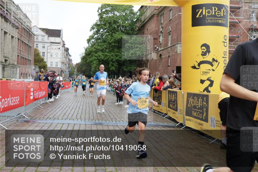 13.09.2026 - Kiel Lauf Yannick Fuchs http://msf.ph/oto/10419058 13.09.2026 09:40:35 Ziel 1081, 2695, 2847, 3552, 3694, 6563, 7131, 7239, 7730, 11750, 1120, 2284, 2546, 2695, 3416, 3724, 4987, 5081, 5946, 9734, 10413, 10418, 10825, 10971, 11410, 12715, 420, 1630, 5039, 6299, 8493, 8636, 9578, 9726, 10353, 11792, 12225, 2123, 3416, 5946, 6209, 10031, 11034 meine-sportfotos.de