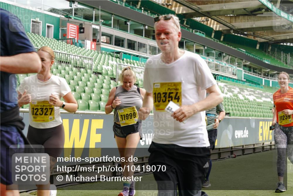 13.09.2026 - 21. swb-Marathon Bremen Michael Burmester http://msf.ph/oto/10419070 13.09.2026 10:43:27 Laufen im Stadion 10002, 10004, 10005, 10148, 10271, 10295, 10303, 10325, 10330, 10335, 10361, 10362, 10395, 10396, 10402, 10459, 10474, 10490, 10491, 10513, 10519, 10557, 10572, 10605, 10606, 10629, 10665, 10752, 10756, 10773, 10779, 10784, 10805, 10854, 10880, 10882, 10899, 10900, 10997, 11026, 11027, 11041, 11078, 11084, 11085, 11090, 11097, 11098, 11140, 11173, 11192, 11217, 11264, 11274, 11307, 11333, 11337, 11355, 11408, 11448, 11456, 11461, 11482 meine-sportfotos.de