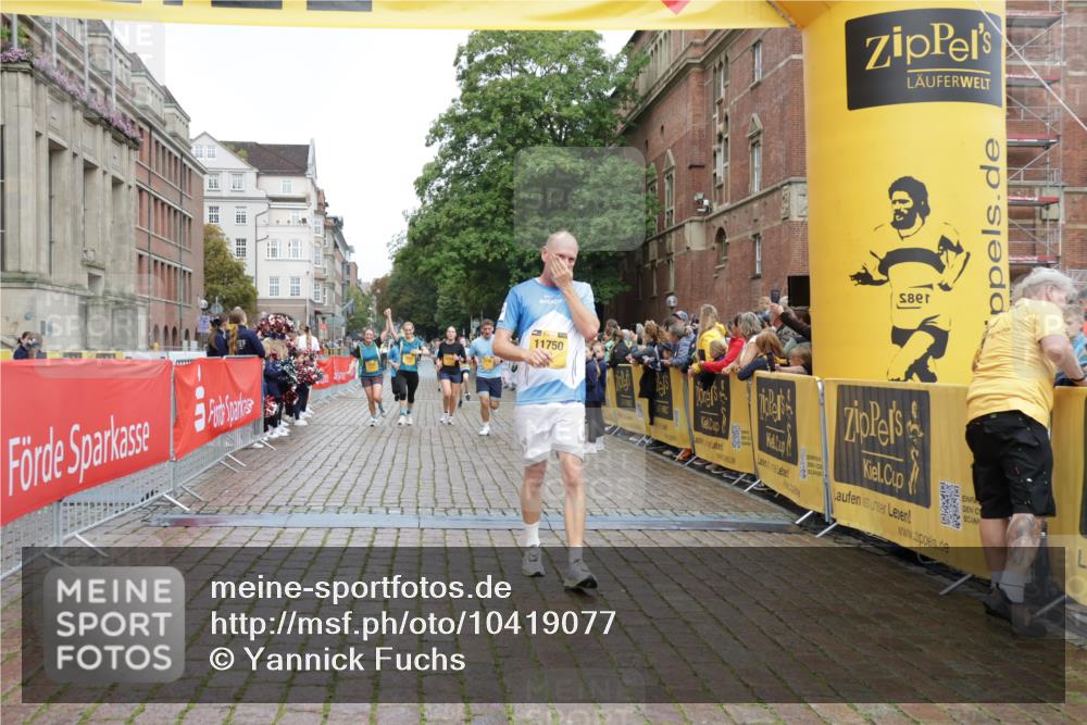 13.09.2026 - Kiel Lauf Yannick Fuchs http://msf.ph/oto/10419077 13.09.2026 09:40:36 Ziel 1081, 2847, 3552, 3694, 6563, 7131, 7239, 7730, 11750, 12225, 1120, 2284, 2546, 2695, 3416, 3694, 3724, 4987, 5081, 5946, 9734, 10413, 10418, 10825, 10971, 11410, 12715, 420, 1630, 5039, 6299, 8493, 8636, 9578, 9726, 10353, 11792, 2123, 3416, 5946, 6209 meine-sportfotos.de