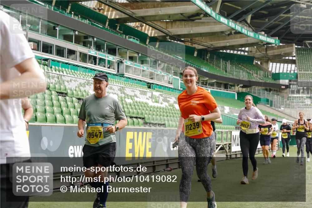 13.09.2026 - 21. swb-Marathon Bremen Michael Burmester http://msf.ph/oto/10419082 13.09.2026 10:43:27 Laufen im Stadion 10002, 10004, 10005, 10148, 10271, 10295, 10303, 10325, 10330, 10335, 10361, 10362, 10395, 10396, 10402, 10459, 10474, 10490, 10491, 10513, 10519, 10557, 10572, 10605, 10606, 10629, 10665, 10752, 10756, 10773, 10779, 10784, 10805, 10854, 10880, 10882, 10899, 10900, 10997, 11026, 11027, 11041, 11078, 11084, 11085, 11090, 11097, 11098, 11140, 11173, 11192, 11217, 11264, 11274, 11307, 11333, 11337, 11355, 11408, 11448, 11456, 11461, 11482 meine-sportfotos.de