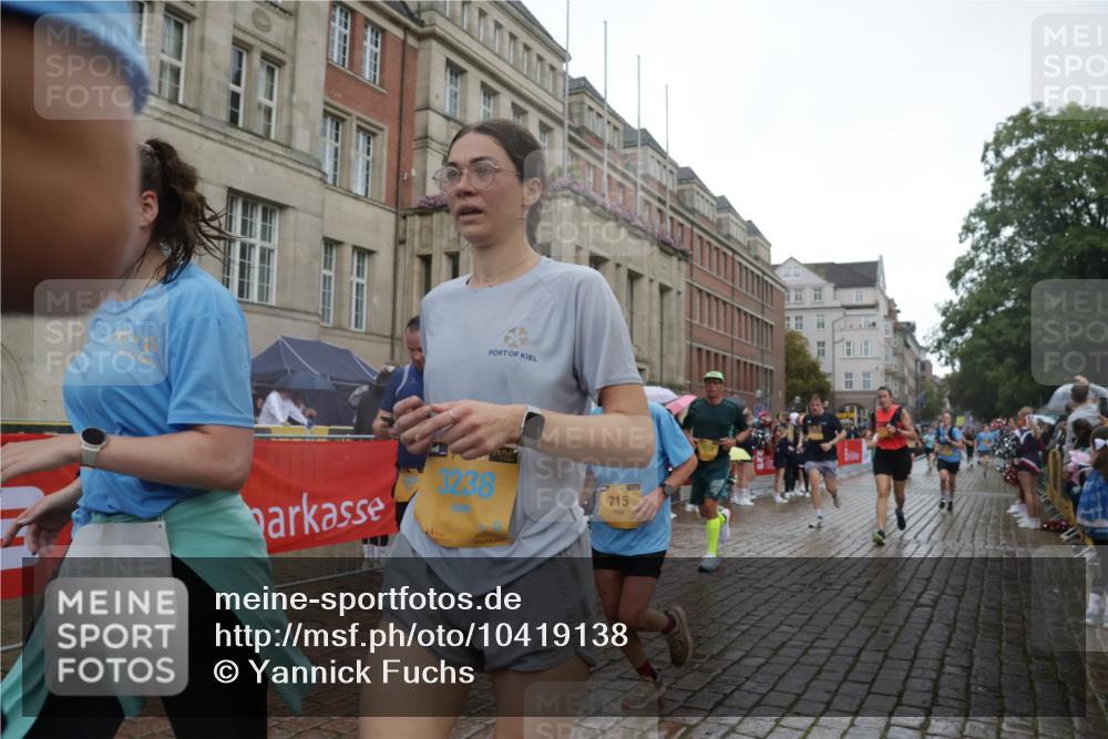 13.09.2026 - Kiel Lauf Yannick Fuchs http://msf.ph/oto/10419138 13.09.2026 10:51:20 Ziel 238, 240, 251, 260, 680, 901, 2247, 2672, 2803, 3029, 3751, 3879, 4205, 4271, 5525, 6663, 6865, 6948, 7043, 9742, 9834, 9951, 10617, 11154, 11171, 11214, 11579, 12019, 12237, 12300, 12644, 12823, 386, 638, 715, 1442, 1758, 2029, 2247, 2578, 2730, 2772, 3238, 3873, 4106, 4258, 4259, 4273, 4354, 4745, 5992, 5999, 6293, 6557, 7013, 7314, 7469, 8215, 8464, 8848, 9007, 9092, 9508, 9689, 9798, 10028, 10029, 11454, 101, 310, 1754, 2393, 7141, 715 meine-sportfotos.de