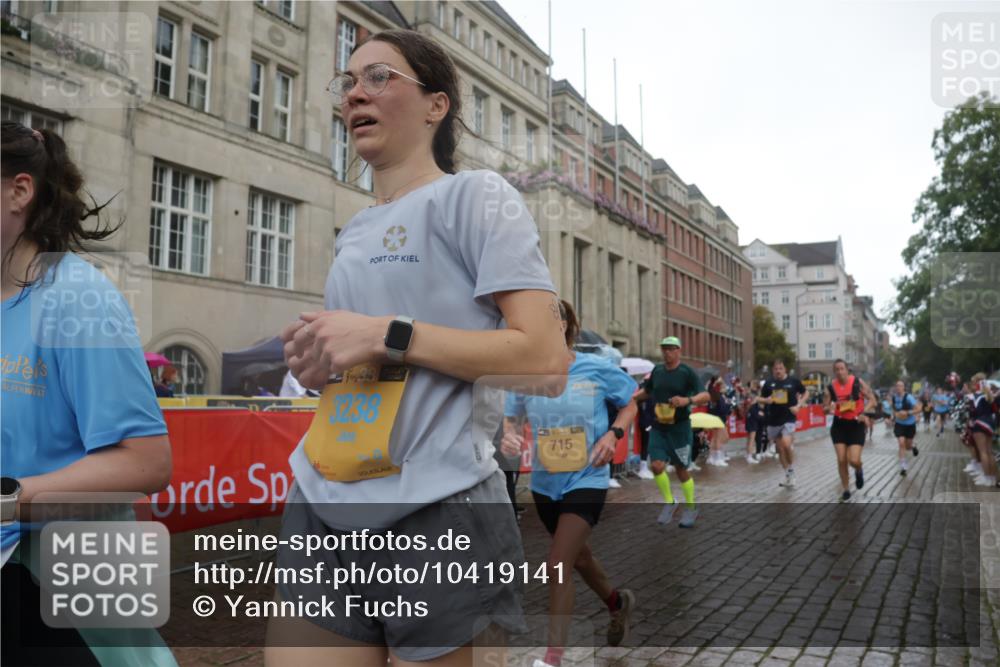 13.09.2026 - Kiel Lauf Yannick Fuchs http://msf.ph/oto/10419141 13.09.2026 10:51:20 Ziel 238, 240, 251, 260, 680, 901, 2247, 2672, 2803, 3029, 3751, 3879, 4205, 4271, 5525, 6663, 6865, 6948, 7043, 9742, 9834, 9951, 10617, 11154, 11171, 11214, 11579, 12019, 12237, 12300, 12644, 12823, 386, 638, 715, 1442, 1758, 2029, 2247, 2578, 2730, 2772, 3238, 3873, 4106, 4258, 4259, 4273, 4354, 4745, 5992, 5999, 6293, 6557, 7013, 7314, 7469, 8215, 8464, 8848, 9007, 9092, 9508, 9689, 9798, 10028, 10029, 11454, 101, 310, 1754, 2393, 7141, 715 meine-sportfotos.de