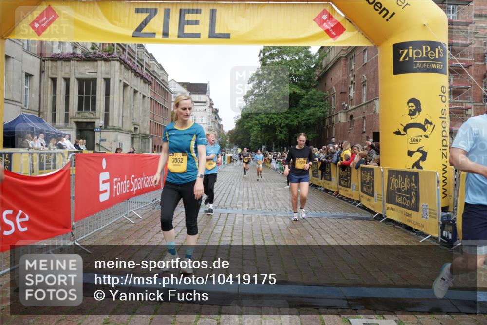 13.09.2026 - Kiel Lauf Yannick Fuchs http://msf.ph/oto/10419175 13.09.2026 09:40:41 Ziel 420, 1081, 2847, 3552, 6563, 7131, 7239, 7730, 10353, 11750, 11792, 12225, 1081, 2284, 2546, 2695, 2847, 3694, 3724, 4987, 5081, 9734, 10413, 10418, 10825, 10971, 11410, 12715, 1630, 1787, 5039, 6299, 8389, 8493, 8636, 9578, 9726, 10202, 1120, 3416, 5081, 5946, 12715 meine-sportfotos.de