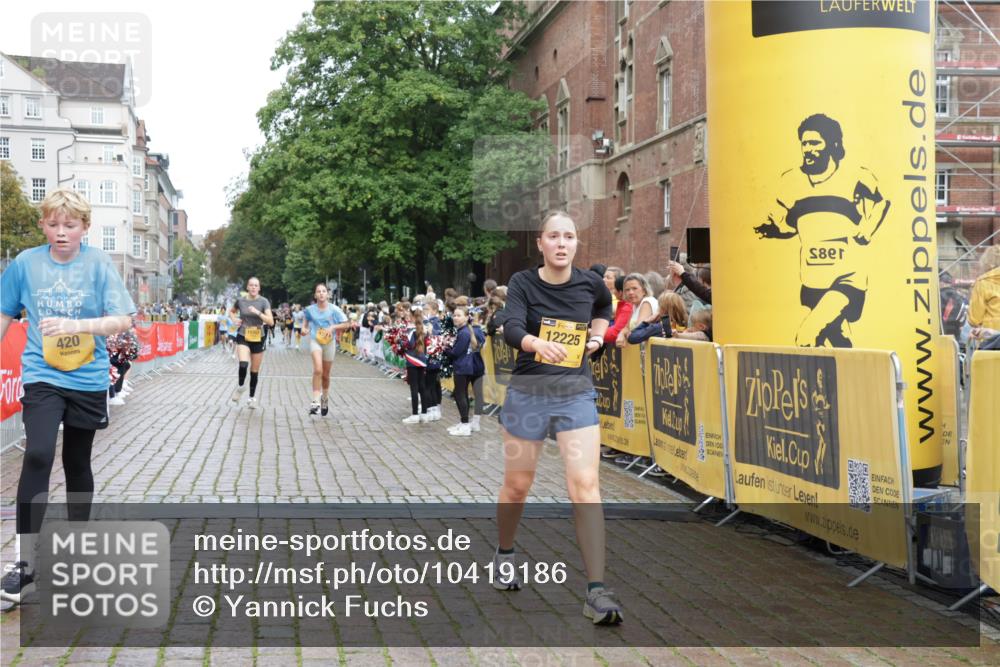 13.09.2026 - Kiel Lauf Yannick Fuchs http://msf.ph/oto/10419186 13.09.2026 09:40:42 Ziel 420, 3552, 6563, 7131, 7239, 7730, 10353, 11750, 11792, 12225, 1081, 2284, 2546, 2695, 2847, 3694, 3724, 4987, 5081, 7239, 9734, 10413, 10418, 10825, 10971, 11410, 12715, 1630, 1787, 5039, 6299, 8389, 8493, 8636, 9578, 9726, 10202, 1120, 3416, 5081, 5946, 12715 meine-sportfotos.de