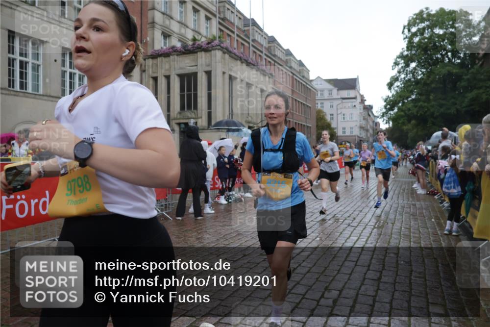 13.09.2026 - Kiel Lauf Yannick Fuchs http://msf.ph/oto/10419201 13.09.2026 10:51:24 Ziel 238, 240, 251, 260, 680, 901, 2035, 2672, 2803, 3029, 3751, 3879, 4040, 4205, 4619, 5525, 5735, 6663, 6865, 6948, 7043, 7914, 9030, 9699, 9742, 9834, 9951, 10459, 10474, 10617, 11171, 12019, 12237, 12300, 12644, 386, 638, 1442, 1758, 2247, 2672, 2730, 2772, 3873, 4106, 4258, 4259, 4271, 4273, 4354, 4745, 5525, 5992, 5999, 6293, 6557, 6948, 7013, 7314, 7469, 8215, 8464, 9007, 9092, 9508, 9689, 9798, 11454, 101, 201, 310, 1754, 2393, 2468, 3013, 4084, 5174, 7141, 715 meine-sportfotos.de