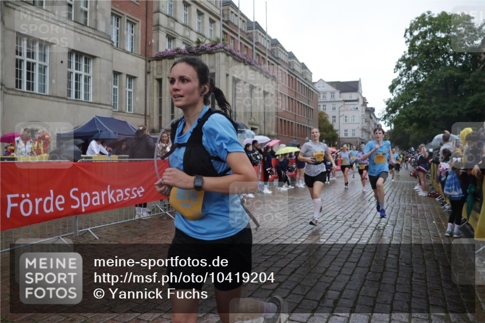 13.09.2026 - Kiel Lauf Yannick Fuchs http://msf.ph/oto/10419204 13.09.2026 10:51:24 Ziel 238, 240, 251, 260, 680, 901, 2035, 2672, 2803, 3029, 3751, 3879, 4040, 4205, 4619, 5525, 5735, 6663, 6865, 6948, 7043, 7914, 9030, 9699, 9742, 9834, 9951, 10459, 10474, 10617, 11171, 12019, 12237, 12300, 12644, 386, 638, 1442, 1758, 2247, 2672, 2730, 2772, 3873, 4106, 4258, 4259, 4271, 4273, 4354, 4745, 5525, 5992, 5999, 6293, 6557, 6948, 7013, 7314, 7469, 8215, 8464, 9007, 9092, 9508, 9689, 9798, 11454, 101, 201, 310, 1754, 2393, 2468, 3013, 4084, 5174, 7141, 715 meine-sportfotos.de