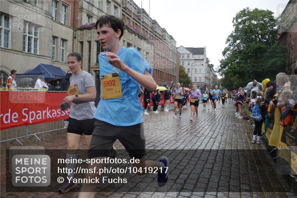 13.09.2026 - Kiel Lauf Yannick Fuchs http://msf.ph/oto/10419217 13.09.2026 10:51:26 Ziel 238, 240, 251, 680, 901, 1804, 2035, 2803, 3029, 3751, 3879, 4040, 4205, 4619, 4939, 5735, 6663, 6865, 7043, 7914, 8373, 9030, 9699, 9834, 9951, 9970, 10459, 10474, 10617, 11171, 12019, 12237, 12300, 12420, 12644, 251, 260, 386, 638, 1442, 1758, 2247, 2672, 2730, 2772, 3873, 4106, 4258, 4259, 4271, 4273, 4354, 4745, 5525, 5992, 5999, 6293, 6557, 6948, 7013, 7469, 8464, 9007, 9092, 9689, 11454, 101, 201, 310, 1754, 2393, 2468, 3013, 4084, 5174, 7141, 715 meine-sportfotos.de