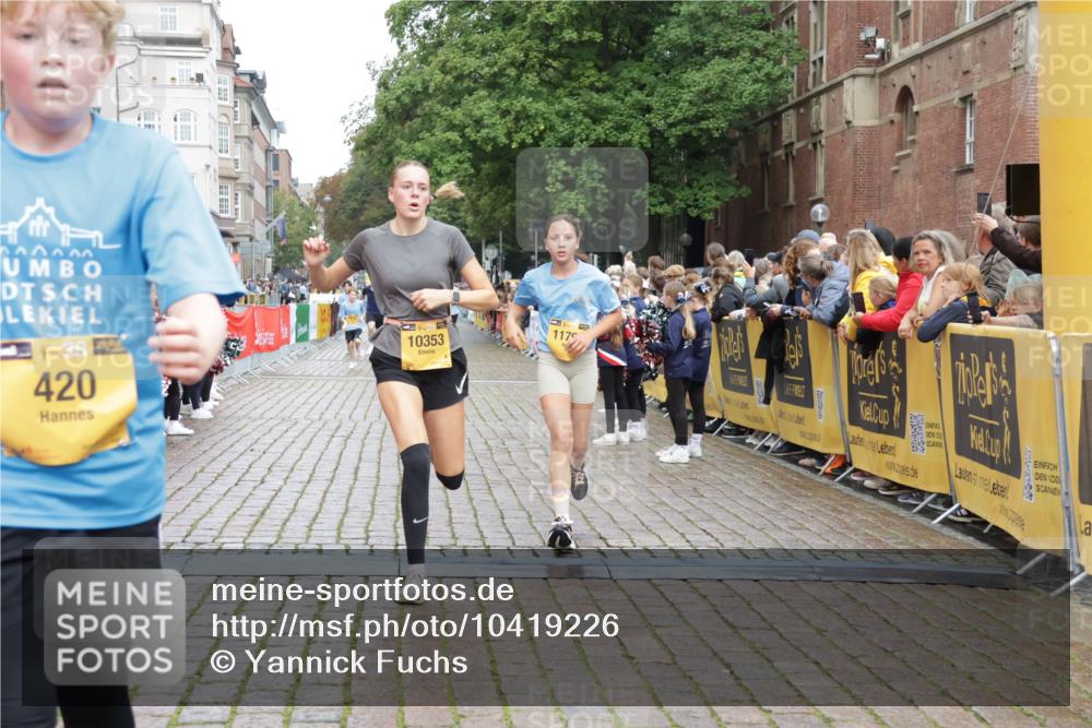 13.09.2026 - Kiel Lauf Yannick Fuchs http://msf.ph/oto/10419226 13.09.2026 09:40:45 Ziel 420, 3552, 6563, 7131, 7730, 9578, 10353, 11750, 11792, 12225, 1081, 2284, 2546, 2695, 2847, 3694, 3724, 4987, 7239, 9734, 10413, 10418, 10825, 10971, 11410, 11750, 1630, 1787, 3883, 5039, 6299, 8389, 8493, 8636, 9726, 10202, 1120, 2546, 5081, 10413, 10825, 12715 meine-sportfotos.de