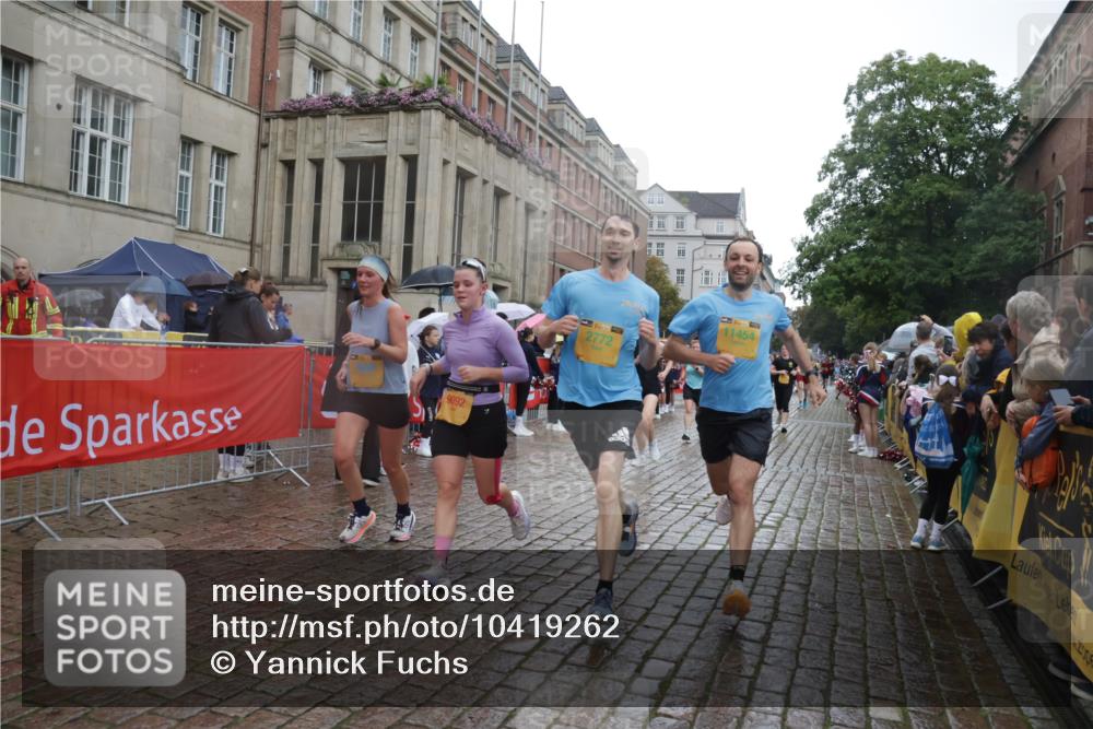 13.09.2026 - Kiel Lauf Yannick Fuchs http://msf.ph/oto/10419262 13.09.2026 10:51:28 Ziel 240, 901, 1804, 2035, 2519, 2690, 2803, 3029, 3751, 3879, 4040, 4205, 4619, 4646, 4939, 5735, 6663, 6865, 6928, 7043, 7914, 8373, 9030, 9699, 9951, 9970, 10384, 10459, 10474, 10617, 11171, 12019, 12300, 12420, 12644, 238, 251, 260, 386, 638, 680, 1442, 1758, 2247, 2672, 2730, 2772, 3873, 4106, 4258, 4259, 4271, 4273, 4354, 4745, 5525, 5999, 6293, 6557, 6948, 7013, 7469, 8464, 9007, 9092, 9689, 11454, 101, 201, 310, 1754, 2393, 2468, 3013, 4084, 5174, 7141, 715 meine-sportfotos.de