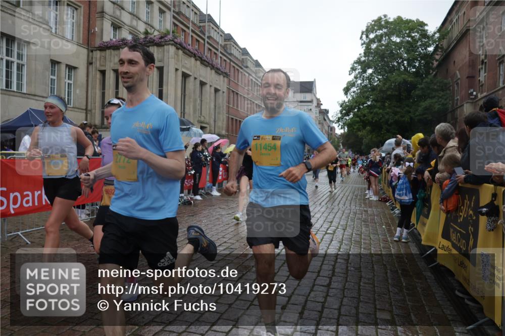 13.09.2026 - Kiel Lauf Yannick Fuchs http://msf.ph/oto/10419273 13.09.2026 10:51:28 Ziel 240, 901, 1804, 2035, 2519, 2690, 2803, 3029, 3751, 3879, 4040, 4205, 4619, 4646, 4939, 5735, 6663, 6865, 6928, 7043, 7914, 8373, 9030, 9699, 9951, 9970, 10384, 10459, 10474, 10617, 11171, 12019, 12300, 12420, 12644, 238, 251, 260, 386, 638, 680, 1442, 1758, 2247, 2672, 2730, 2772, 3873, 4106, 4258, 4259, 4271, 4273, 4354, 4745, 5525, 5999, 6293, 6557, 6948, 7013, 7469, 8464, 9007, 9092, 9689, 11454, 101, 201, 310, 1754, 2393, 2468, 3013, 4084, 5174, 7141, 715 meine-sportfotos.de