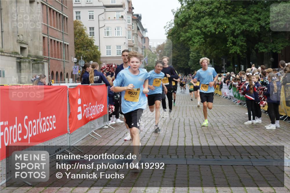13.09.2026 - Kiel Lauf Yannick Fuchs http://msf.ph/oto/10419292 13.09.2026 09:40:52 Ziel 420, 1630, 1787, 5039, 6299, 8493, 8636, 9578, 9726, 10353, 11792, 420, 1081, 2284, 2695, 2847, 3552, 3694, 3724, 4987, 6563, 7131, 7239, 7730, 9734, 10418, 10971, 11750, 12225, 1593, 3883, 4137, 8389, 9608, 10202, 10974, 2546, 3724, 4987, 9734, 10413, 10418, 10825, 10971, 11410 meine-sportfotos.de
