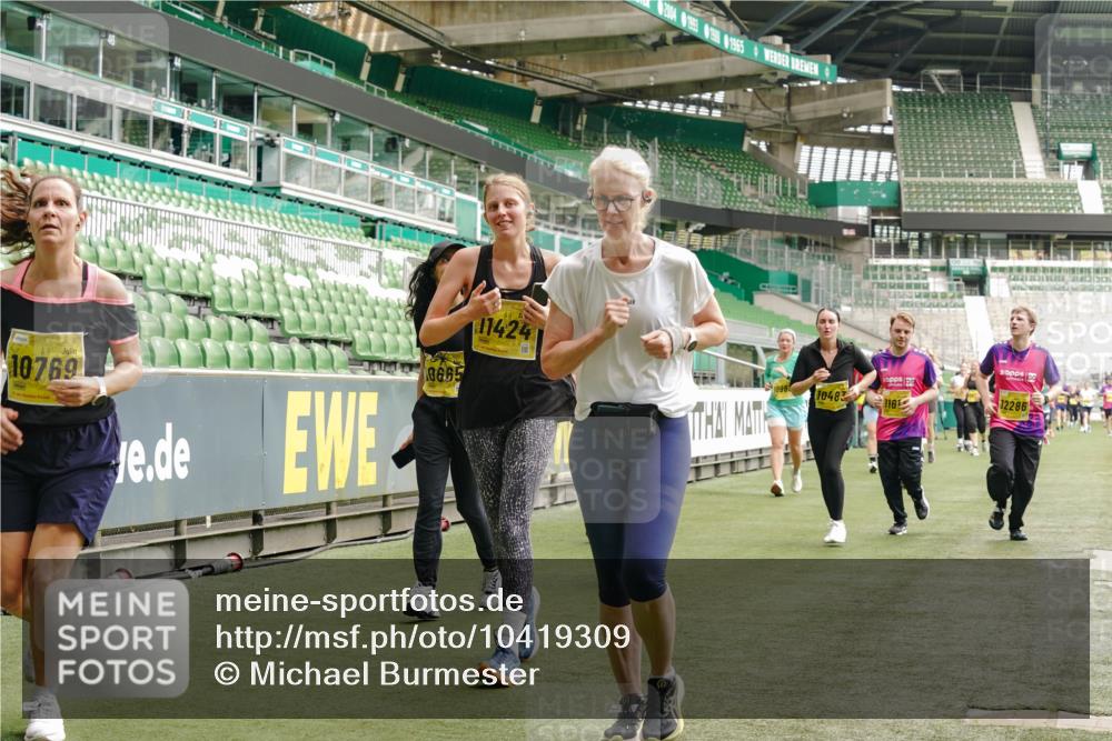 13.09.2026 - 21. swb-Marathon Bremen Michael Burmester http://msf.ph/oto/10419309 13.09.2026 10:43:34 Laufen im Stadion 10002, 10004, 10005, 10148, 10271, 10295, 10303, 10325, 10330, 10335, 10361, 10362, 10395, 10396, 10402, 10459, 10474, 10490, 10491, 10513, 10557, 10572, 10605, 10606, 10629, 10665, 10752, 10756, 10773, 10779, 10784, 10805, 10854, 10880, 10882, 10899, 10900, 10997, 10999, 11026, 11027, 11041, 11078, 11084, 11085, 11090, 11097, 11098, 11140, 11173, 11192, 11217, 11233, 11264, 11274, 11307, 11333, 11337, 11355, 11408, 11448, 11456, 11461, 11482 meine-sportfotos.de