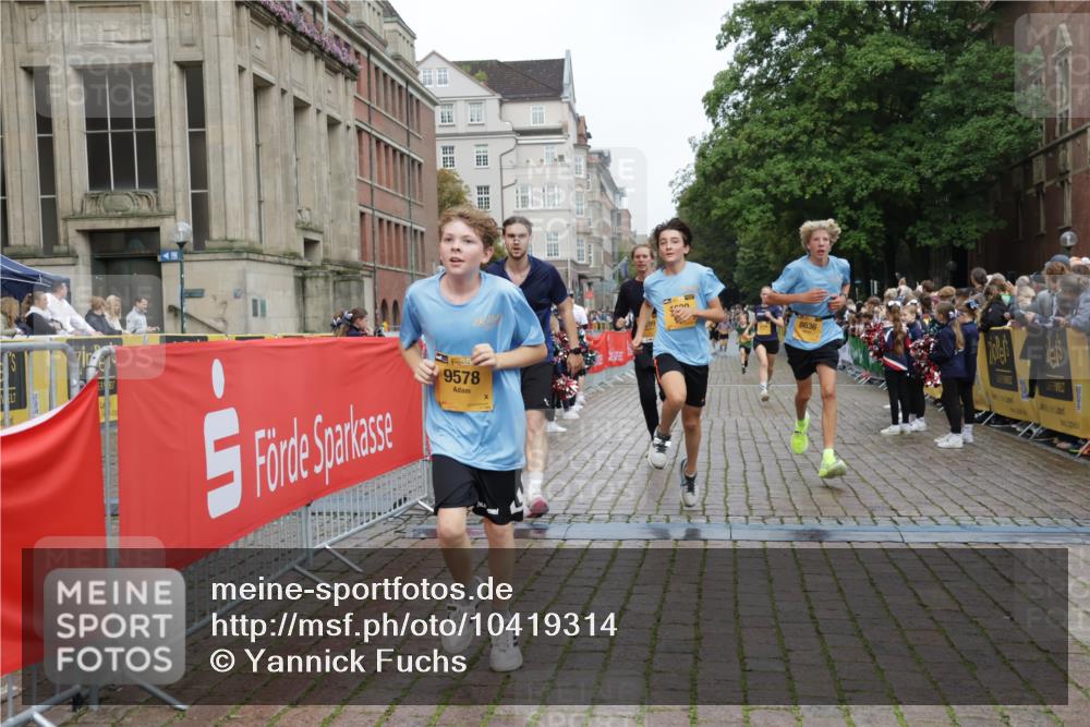 13.09.2026 - Kiel Lauf Yannick Fuchs http://msf.ph/oto/10419314 13.09.2026 09:40:53 Ziel 1630, 1787, 5039, 6299, 8493, 8636, 9578, 9726, 10353, 11792, 420, 1081, 2284, 2695, 2847, 3552, 3694, 4987, 6563, 7131, 7239, 7730, 9734, 10353, 10971, 11750, 12225, 1593, 3883, 4137, 8389, 9608, 10202, 10299, 10974, 2284, 2546, 3724, 4987, 9734, 10413, 10418, 10825, 10971, 11410 meine-sportfotos.de