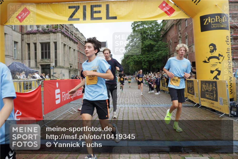 13.09.2026 - Kiel Lauf Yannick Fuchs http://msf.ph/oto/10419345 13.09.2026 09:40:54 Ziel 1630, 1787, 5039, 6299, 8493, 8636, 9578, 9726, 11792, 420, 1081, 2284, 2695, 2847, 3552, 3694, 4987, 6563, 7131, 7239, 7730, 10353, 10971, 11750, 12225, 1593, 3883, 4137, 8389, 9608, 10202, 10299, 10974, 2284, 2546, 3724, 4987, 9734, 10413, 10418, 10825, 10971, 11410 meine-sportfotos.de