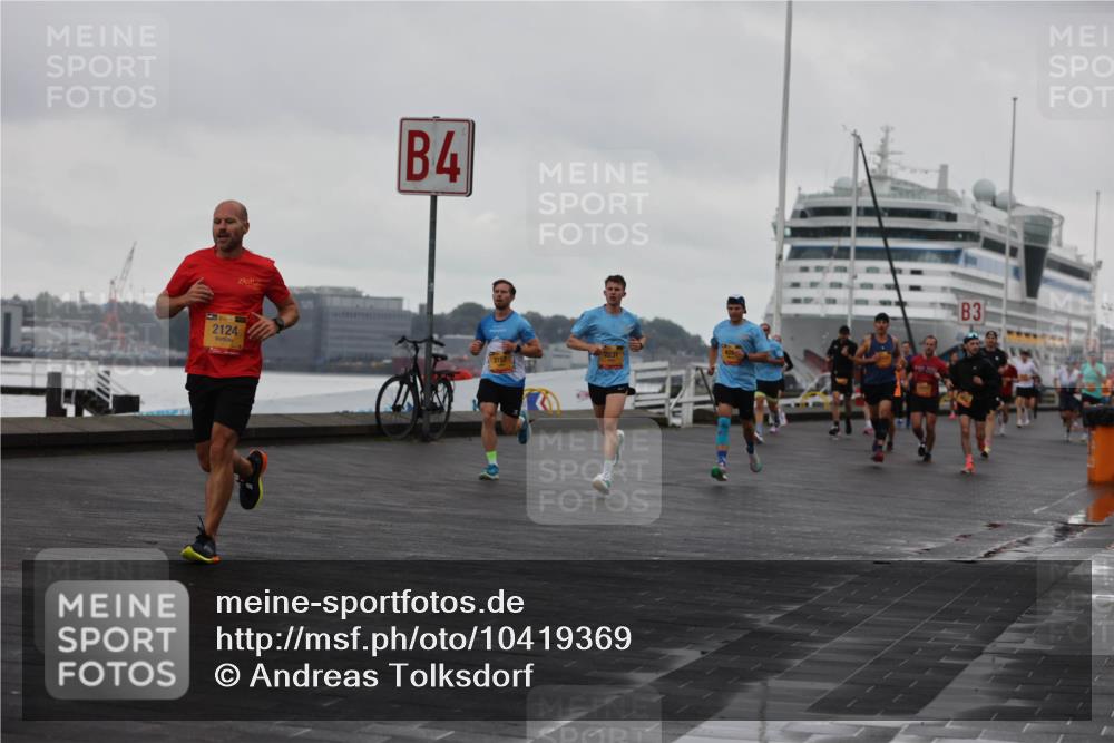 13.09.2026 - Kiel Lauf Andreas Tolksdorf http://msf.ph/oto/10419369 13.09.2026 10:57:23 Kiellinie 1, 35, 2124, 4, 3157, 3 meine-sportfotos.de