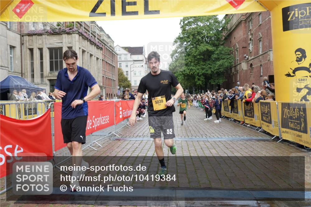 13.09.2026 - Kiel Lauf Yannick Fuchs http://msf.ph/oto/10419384 13.09.2026 09:40:58 Ziel 1630, 1787, 3883, 5039, 6299, 8389, 8493, 8636, 9578, 9726, 10202, 420, 1081, 2695, 2847, 3552, 3694, 6563, 7131, 7239, 7730, 10353, 11750, 11792, 12225, 1593, 1671, 1966, 4137, 9608, 10299, 10974, 11983, 2284, 2695, 3694, 3724, 4987, 9734, 10418, 10971 meine-sportfotos.de