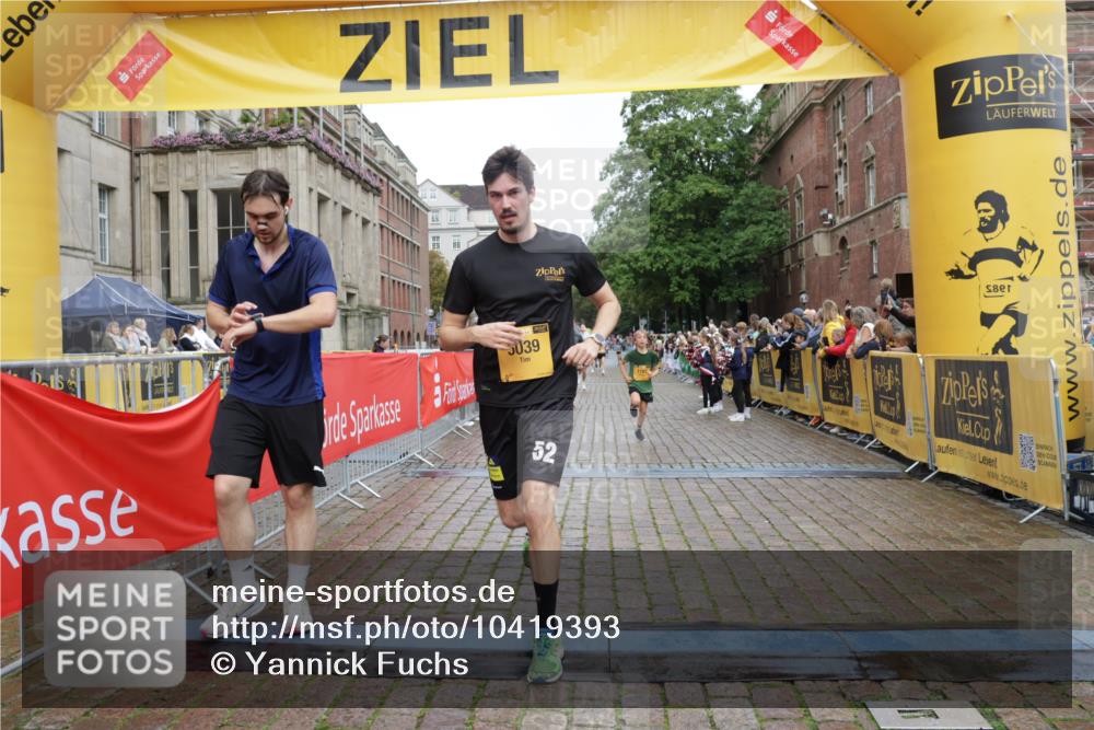 13.09.2026 - Kiel Lauf Yannick Fuchs http://msf.ph/oto/10419393 13.09.2026 09:40:58 Ziel 1630, 1787, 3883, 5039, 6299, 8389, 8493, 8636, 9578, 9726, 10202, 420, 1081, 2695, 2847, 3552, 3694, 6563, 7131, 7239, 7730, 10353, 11750, 11792, 12225, 1593, 1671, 1966, 4137, 9608, 10299, 10974, 11983, 2284, 2695, 3694, 3724, 4987, 9734, 10418, 10971 meine-sportfotos.de