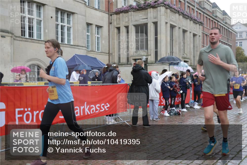 13.09.2026 - Kiel Lauf Yannick Fuchs http://msf.ph/oto/10419395 13.09.2026 10:51:36 Ziel 101, 201, 310, 1754, 1804, 1890, 2035, 2393, 2468, 2519, 2690, 3013, 3440, 4040, 4084, 4613, 4619, 4646, 4939, 5441, 5735, 6177, 6928, 7141, 7740, 7914, 8373, 8625, 8627, 9030, 9699, 9970, 10384, 10440, 10459, 10474, 11079, 12420, 12755, 238, 240, 251, 260, 386, 638, 680, 901, 1758, 2247, 2672, 2730, 2803, 3029, 3751, 3873, 3879, 4106, 4205, 4258, 4259, 4271, 4273, 4745, 5525, 5999, 6293, 6663, 6865, 6948, 7043, 7469, 8464, 9007, 5174 meine-sportfotos.de