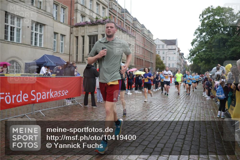 13.09.2026 - Kiel Lauf Yannick Fuchs http://msf.ph/oto/10419400 13.09.2026 10:51:36 Ziel 101, 201, 310, 1754, 1804, 1890, 2035, 2393, 2468, 2519, 2690, 3013, 3440, 4040, 4084, 4613, 4619, 4646, 4939, 5441, 5735, 6177, 6928, 7141, 7740, 7914, 8373, 8625, 8627, 9030, 9699, 9970, 10384, 10440, 10459, 10474, 11079, 12420, 12755, 238, 240, 251, 260, 386, 638, 680, 901, 1758, 2247, 2672, 2730, 2803, 3029, 3751, 3873, 3879, 4106, 4205, 4258, 4259, 4271, 4273, 4745, 5525, 5999, 6293, 6663, 6865, 6948, 7043, 7469, 8464, 9007, 5174 meine-sportfotos.de