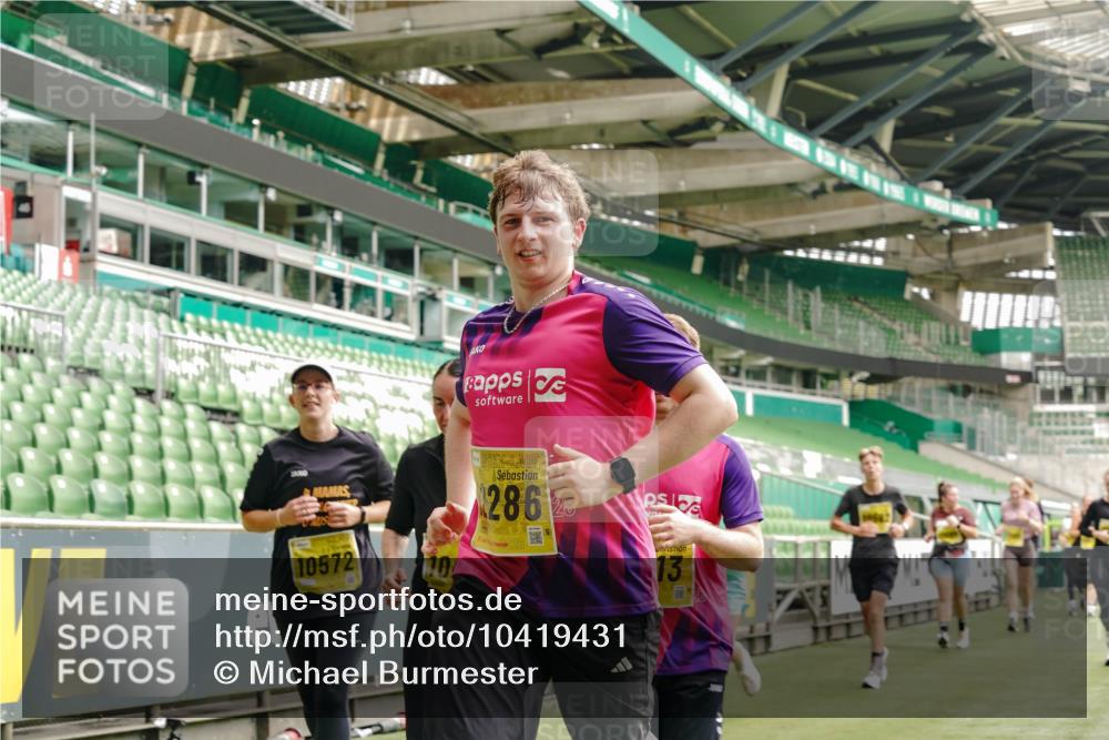 13.09.2026 - 21. swb-Marathon Bremen Michael Burmester http://msf.ph/oto/10419431 13.09.2026 10:43:37 Laufen im Stadion 10002, 10004, 10005, 10148, 10176, 10271, 10295, 10303, 10325, 10330, 10335, 10361, 10362, 10395, 10396, 10402, 10459, 10474, 10490, 10491, 10513, 10557, 10572, 10605, 10606, 10629, 10665, 10752, 10756, 10773, 10779, 10784, 10805, 10854, 10880, 10882, 10899, 10900, 10997, 10999, 11026, 11027, 11041, 11078, 11084, 11085, 11090, 11097, 11098, 11140, 11173, 11192, 11217, 11233, 11264, 11274, 11307, 11333, 11337, 11355, 11385, 11408, 11448, 11456, 11461, 11482 meine-sportfotos.de