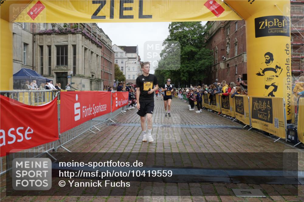 13.09.2026 - Kiel Lauf Yannick Fuchs http://msf.ph/oto/10419559 13.09.2026 09:41:08 Ziel 1593, 3883, 4137, 8389, 9608, 10202, 10299, 10974, 420, 1630, 1787, 3552, 5039, 6299, 6563, 7131, 7730, 8493, 8636, 9578, 9726, 10353, 11750, 11792, 12225, 1671, 1966, 4068, 9110, 11645, 11983, 12166, 1081, 2847, 3694, 7239, 11750 meine-sportfotos.de