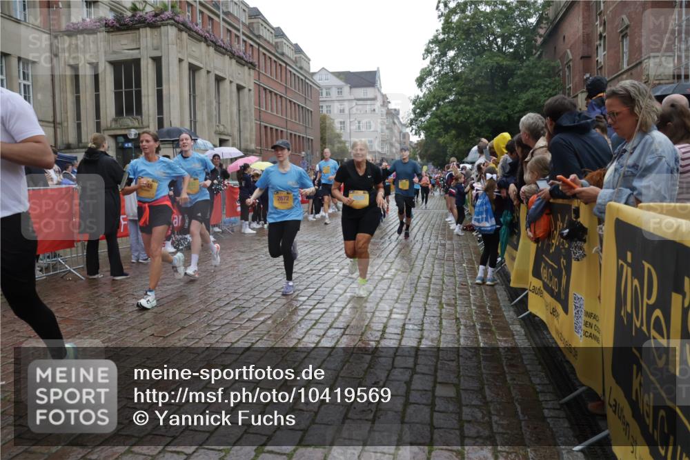 13.09.2026 - Kiel Lauf Yannick Fuchs http://msf.ph/oto/10419569 13.09.2026 10:51:48 Ziel 201, 310, 826, 1231, 1568, 1591, 1600, 1754, 2404, 2468, 2470, 2566, 2783, 3013, 3956, 4084, 4175, 4476, 4887, 5174, 5866, 6287, 6349, 6367, 7204, 7740, 8108, 8197, 8413, 8625, 8627, 9265, 10241, 10345, 10689, 11332, 11551, 12135, 12387, 12755, 101, 238, 240, 251, 260, 680, 901, 1804, 1890, 2035, 2393, 2519, 2672, 2690, 2803, 3029, 3440, 3751, 3879, 4040, 4205, 4271, 4613, 4619, 4646, 4939, 5441, 5525, 5735, 6177, 6663, 6865, 6928, 6948, 7043, 7914, 8373, 9030, 23 meine-sportfotos.de
