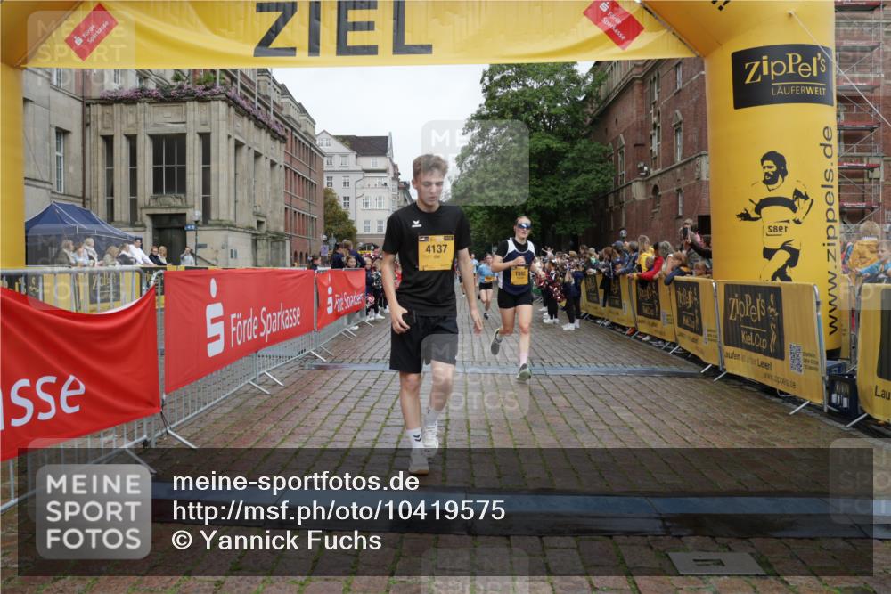 13.09.2026 - Kiel Lauf Yannick Fuchs http://msf.ph/oto/10419575 13.09.2026 09:41:09 Ziel 1593, 3883, 4137, 8389, 9608, 10202, 10299, 10974, 420, 1630, 1787, 3552, 5039, 6299, 6563, 7131, 7730, 8493, 8636, 9578, 9726, 10353, 11750, 11792, 12225, 1671, 1966, 4068, 9110, 11645, 11983, 12166, 1081, 2847, 7239, 11750 meine-sportfotos.de