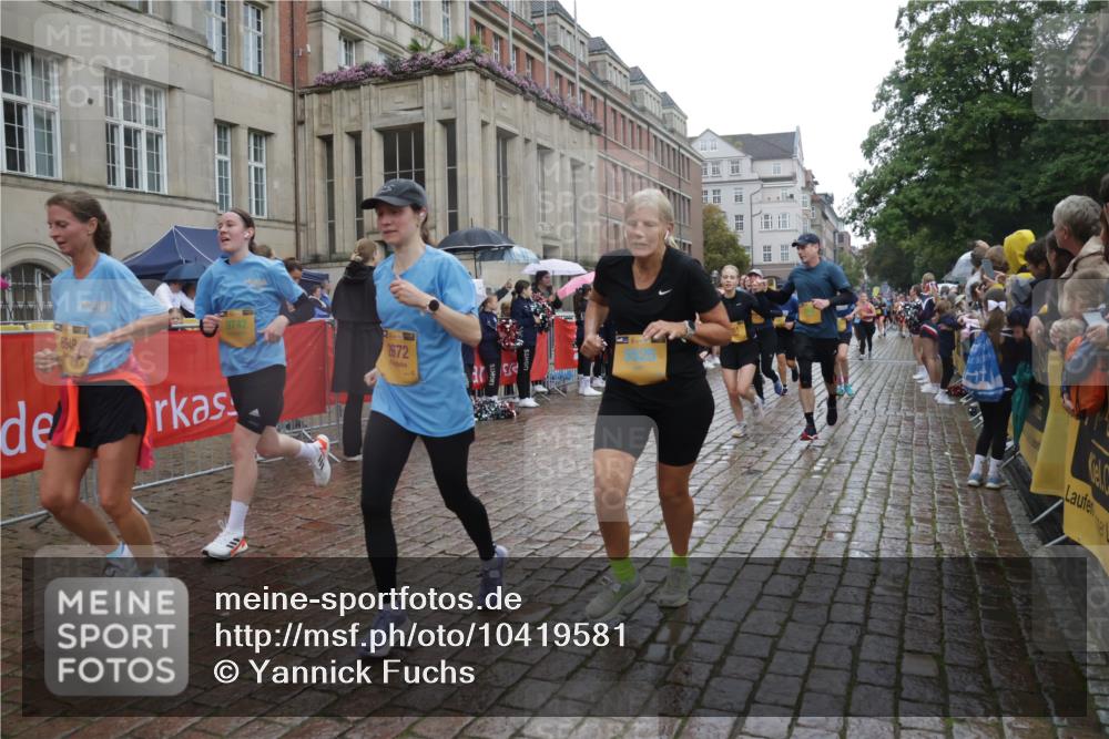 13.09.2026 - Kiel Lauf Yannick Fuchs http://msf.ph/oto/10419581 13.09.2026 10:51:49 Ziel 201, 310, 826, 1231, 1568, 1591, 1600, 1754, 2404, 2468, 2470, 2566, 2783, 3013, 3956, 4084, 4175, 4476, 4887, 5174, 5317, 5866, 6287, 6349, 6367, 7204, 7740, 8108, 8197, 8413, 8625, 8627, 9265, 10241, 10345, 10689, 11332, 11551, 12135, 12387, 12755, 101, 238, 240, 251, 260, 680, 901, 1754, 1804, 1890, 2035, 2393, 2519, 2672, 2690, 2803, 3029, 3440, 3751, 3879, 4040, 4205, 4613, 4619, 4646, 4939, 5441, 5525, 5735, 6177, 6663, 6865, 6928, 6948, 7043, 7914, 8373, 9030, 23, 238 meine-sportfotos.de