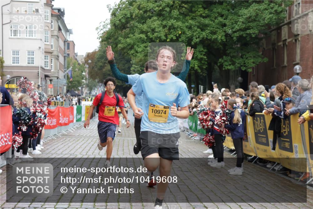 13.09.2026 - Kiel Lauf Yannick Fuchs http://msf.ph/oto/10419608 13.09.2026 09:41:14 Ziel 1593, 1671, 1966, 4137, 9608, 10299, 10974, 11983, 420, 1630, 1787, 3552, 3883, 5039, 6299, 8389, 8493, 8636, 9578, 9726, 10202, 10353, 11792, 12225, 4068, 4315, 9110, 9771, 11106, 11645, 12166, 420, 3552, 6563, 7131, 7239, 7730, 11750, 12225 meine-sportfotos.de