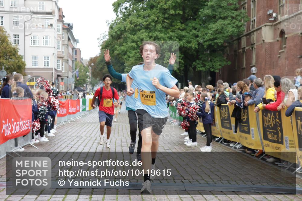 13.09.2026 - Kiel Lauf Yannick Fuchs http://msf.ph/oto/10419615 13.09.2026 09:41:14 Ziel 1593, 1671, 1966, 4137, 9608, 10299, 10974, 11983, 420, 1630, 1787, 3552, 3883, 5039, 6299, 8389, 8493, 8636, 9578, 9726, 10202, 10353, 11792, 12225, 4068, 4315, 9110, 9771, 11106, 11645, 12166, 420, 3552, 6563, 7131, 7239, 7730, 11750, 12225 meine-sportfotos.de