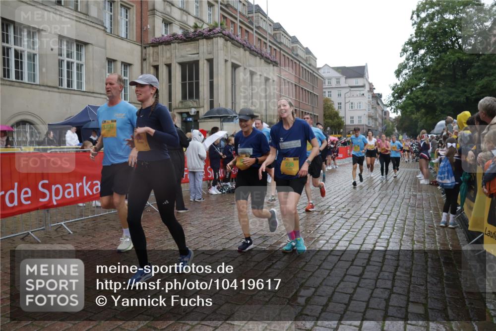 13.09.2026 - Kiel Lauf Yannick Fuchs http://msf.ph/oto/10419617 13.09.2026 10:51:51 Ziel 201, 826, 1231, 1568, 1591, 1600, 2404, 2468, 2470, 2566, 2783, 3013, 3956, 4084, 4175, 4476, 4887, 5157, 5174, 5317, 5866, 6287, 6349, 6367, 7204, 7740, 8108, 8197, 8413, 9265, 10166, 10241, 10345, 10689, 11332, 11551, 12135, 12387, 12755, 101, 201, 238, 240, 251, 310, 680, 901, 1754, 1804, 1890, 2035, 2393, 2468, 2519, 2690, 2803, 3013, 3029, 3440, 3751, 3879, 4040, 4084, 4205, 4613, 4619, 4646, 4939, 5441, 5735, 6177, 6663, 6865, 6928, 7043, 7914, 8373, 9030, 23, 238 meine-sportfotos.de