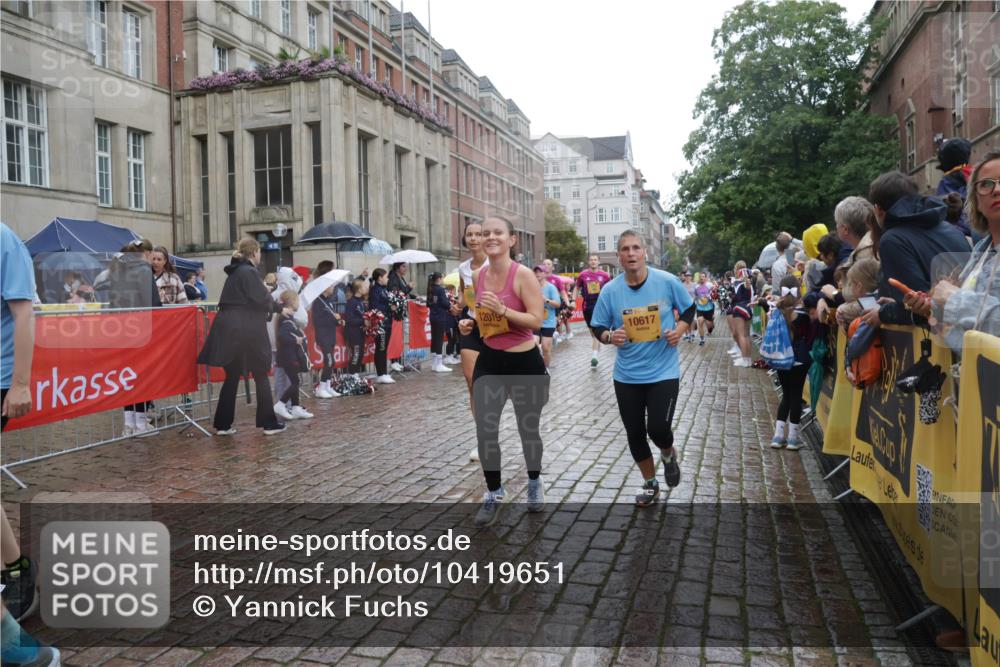 13.09.2026 - Kiel Lauf Yannick Fuchs http://msf.ph/oto/10419651 13.09.2026 10:51:55 Ziel 23, 171, 825, 826, 1568, 1591, 1600, 2404, 2470, 2566, 3644, 3956, 4175, 4385, 4476, 4887, 5157, 5317, 5866, 6287, 6349, 6714, 7338, 8108, 8319, 8413, 9267, 10166, 10241, 10345, 10598, 10637, 10689, 11332, 11500, 11551, 12387, 101, 201, 240, 310, 901, 1231, 1568, 1754, 1804, 1890, 2035, 2393, 2468, 2470, 2519, 2690, 2783, 2803, 3013, 3029, 3440, 3751, 3879, 4040, 4084, 4205, 4613, 4619, 4646, 4939, 5174, 5441, 5735, 6177, 6367, 6663, 6928, 7043, 7914, 8373, 9030, 238 meine-sportfotos.de