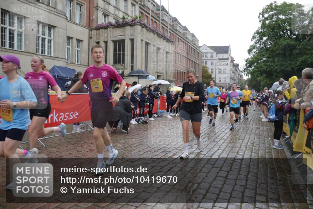 13.09.2026 - Kiel Lauf Yannick Fuchs http://msf.ph/oto/10419670 13.09.2026 10:51:57 Ziel 23, 171, 825, 826, 1364, 1365, 1591, 1600, 2404, 2484, 2806, 3644, 3956, 4175, 4385, 4476, 4887, 5157, 5317, 5866, 5994, 6287, 6349, 6714, 7338, 8108, 8319, 8413, 9267, 10071, 10166, 10241, 10345, 10598, 10637, 10689, 11380, 11500, 101, 201, 240, 310, 1231, 1568, 1754, 1804, 1890, 2035, 2393, 2468, 2470, 2519, 2566, 2690, 2783, 2803, 3013, 3029, 3440, 3751, 3879, 4040, 4084, 4613, 4619, 4646, 4887, 4939, 5174, 5441, 5735, 6177, 6367, 6663, 6928, 7043, 7914, 8373, 9030, 238 meine-sportfotos.de