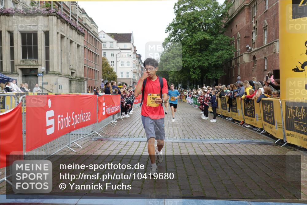 13.09.2026 - Kiel Lauf Yannick Fuchs http://msf.ph/oto/10419680 13.09.2026 09:41:17 Ziel 1593, 1671, 1966, 9608, 10299, 10974, 11645, 11983, 420, 1593, 1630, 1787, 3883, 4137, 5039, 6299, 8389, 8493, 8636, 9578, 9726, 10202, 10353, 11792, 4068, 4315, 9110, 9771, 11106, 12166, 420, 3552, 6563, 7131, 7730, 10353, 11750, 11792, 12225 meine-sportfotos.de