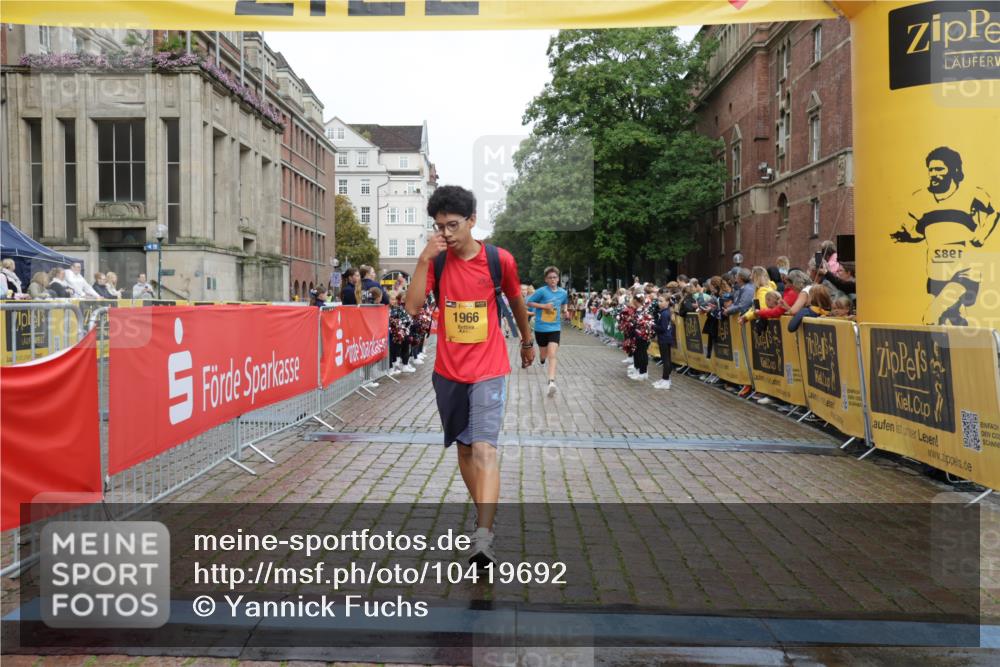 13.09.2026 - Kiel Lauf Yannick Fuchs http://msf.ph/oto/10419692 13.09.2026 09:41:17 Ziel 1593, 1671, 1966, 9608, 10299, 10974, 11645, 11983, 420, 1593, 1630, 1787, 3883, 4137, 5039, 6299, 8389, 8493, 8636, 9578, 9726, 10202, 10353, 11792, 4068, 4315, 9110, 9771, 11106, 12166, 420, 3552, 6563, 7131, 7730, 10353, 11750, 11792, 12225 meine-sportfotos.de